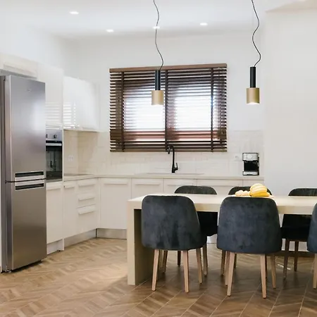 Aqua Blue Suites Apartment Karteros
